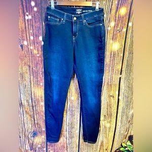P-017 womens Levi’s jeans size 6L. Mid-rise skinny jeans
